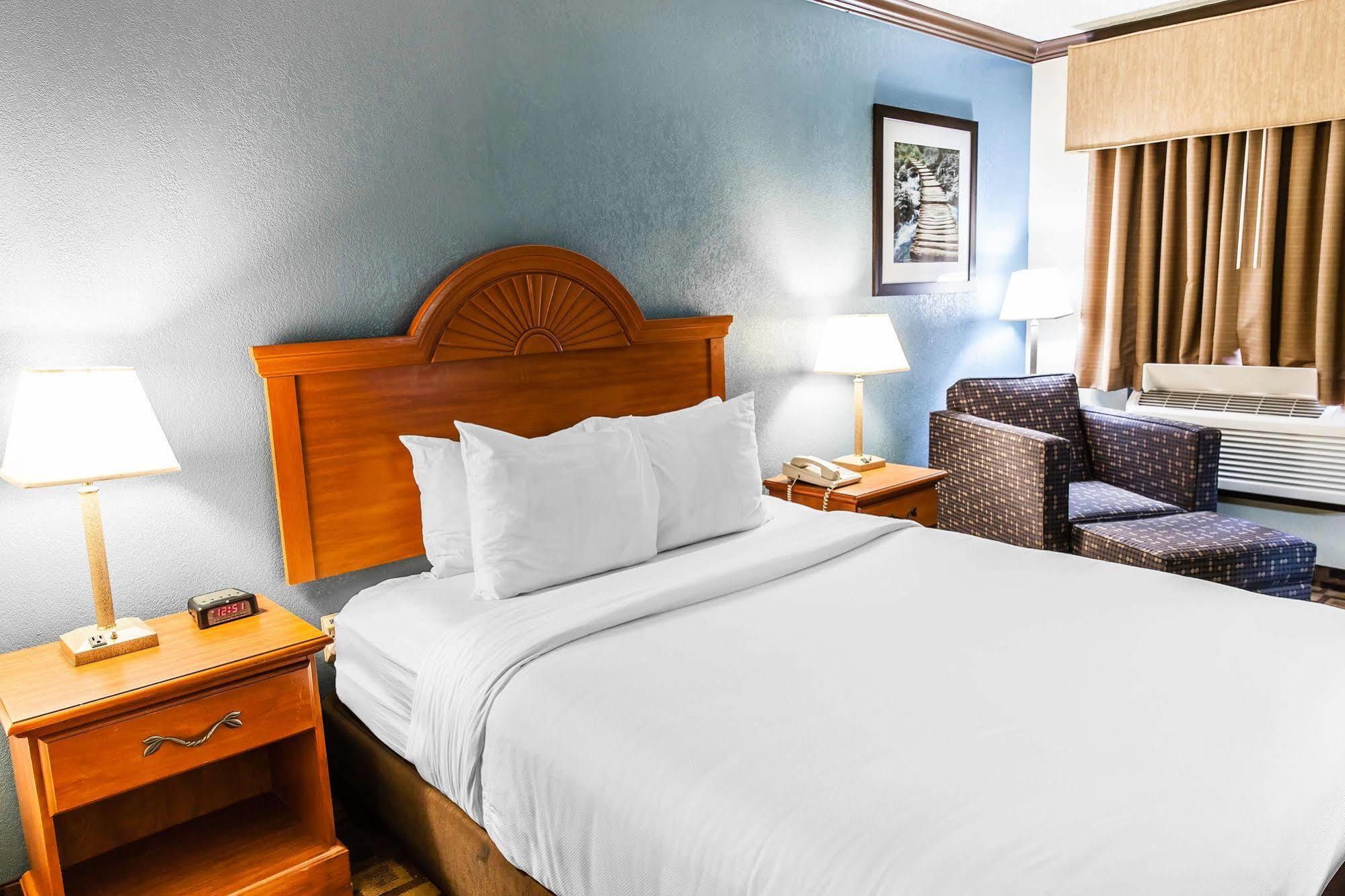 Quality Inn & Suites Quakertown-Allentown エクステリア 写真